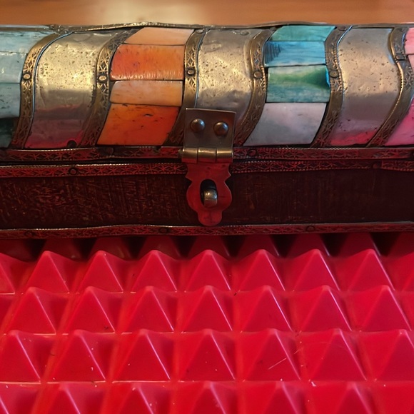 MULTI COLOURED STONE AND WOOD BOX - Picture 4 of 11